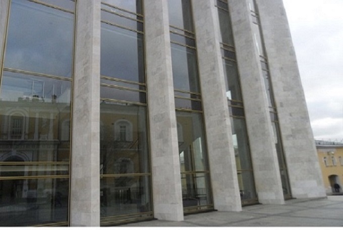 Un grigio scorcio ma romantico del Cremlino